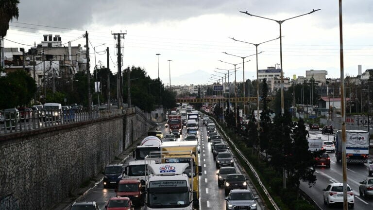 Κυκλοφοριακή συμφόρηση στην Αθηνών-Λαμίας - Πυρκαγιά σε όχημα