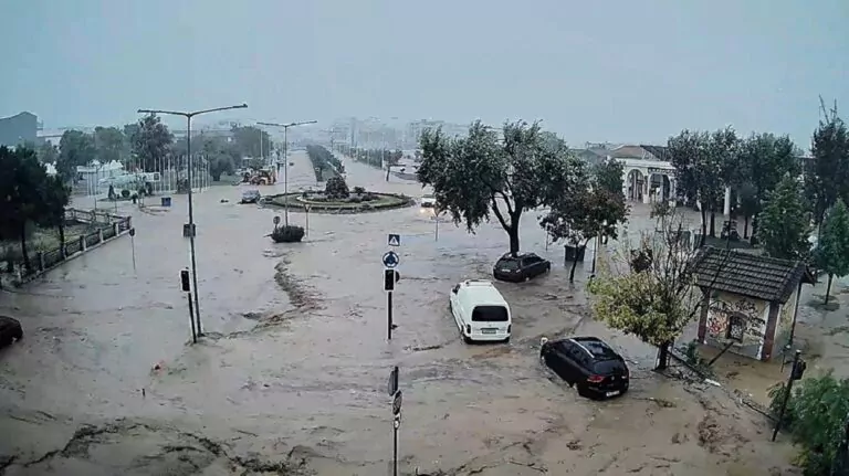 Κακοκαιρία Daniel: «Λάβα λάσπης» στον Βόλο - Ποτάμια οι δρόμοι στην Εύβοια - Στα σπίτι μπήκε η θάλασσα στη Χαλκιδική
