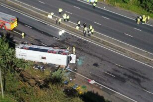 Βρετανία: Λεωφορείο γεμάτο μαθητές ανατράπηκε στο Μέρσισαϊντ - Συγκρούστηκε με αυτοκίνητο - ΒΙΝΤΕΟ