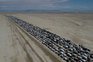 Μαζική έξοδος από το Burning Man: Τεράστιες ουρές με αυτοκίνητα στην έρημο της Νεβάδας - ΒΙΝΤΕΟ