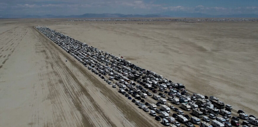 Μαζική έξοδος από το Burning Man: Τεράστιες ουρές με αυτοκίνητα στην έρημο της Νεβάδας - ΒΙΝΤΕΟ