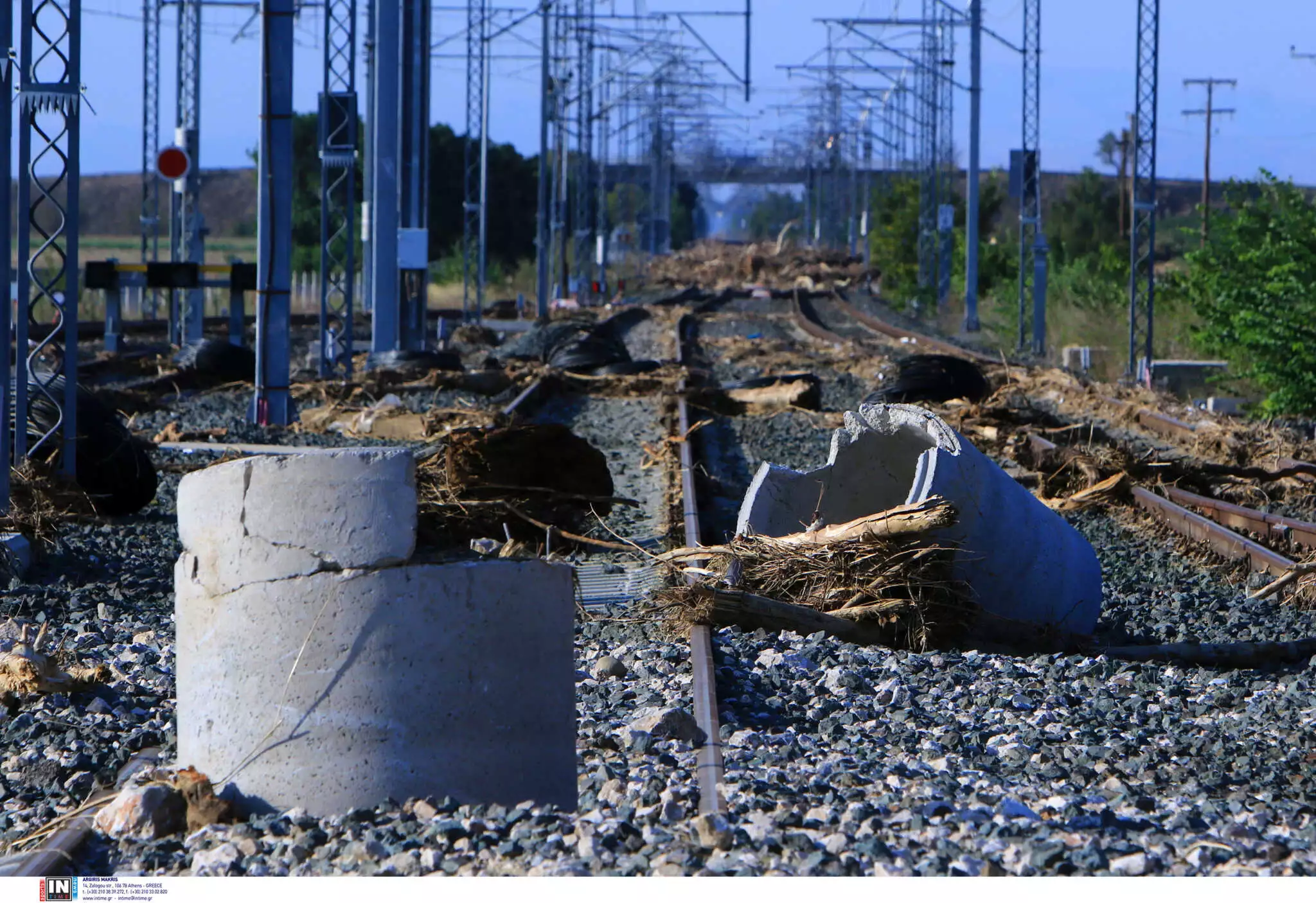Θεσσαλία: Κατεστραμμένο το σιδηροδρομικό δίκτυο – Εικόνες αποκάλυψης με γραμμές στον αέρα, μπάζα και λάσπη