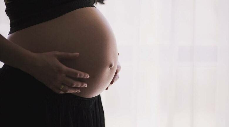 Σοκαριστική καταγγελία: Κλείδωσαν στο σπίτι έγκυο και ο πατέρας του συντρόφου της αποπειράθηκε να τη βιάσει