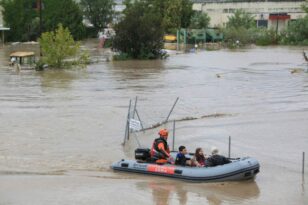 Δραματικές στιγμές για τους πλημμυροπαθείς: 40 άνθρωποι φιλοξενούνται στο Κέντρο Υγείας της Φαρκαδόνας