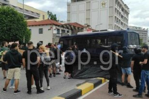 Πάτρα: Ένταση σε συγκέντρωση διαμαρτυρίας έξω από τα γραφεία της Blue Star Ferries για τον θάνατο του 36χρονου Αντώνη - Δυνάμεις των ΜΑΤ στο σημείο ΦΩΤΟ - ΒΙΝΤΕΟ