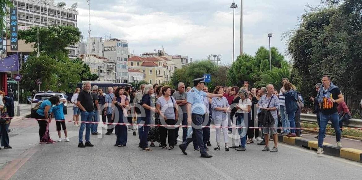 Πάτρα: Ένταση σε συγκέντρωση διαμαρτυρίας έξω από τα γραφεία της Blue Star Ferries για τον θάνατο του 36χρονου Αντώνη - Δυνάμεις των ΜΑΤ στο σημείο ΦΩΤΟ - ΒΙΝΤΕΟ