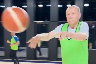 Ερντογάν: Έπαιξε μπάσκετ με τους βουλευτές του κόμματός του – ΒΙΝΤΕΟ