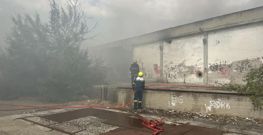 Μεγάλη φωτιά σε εγκαταλελειμμένο εργοστάσιο στην Κομοτηνή – Μήνυμα του 112