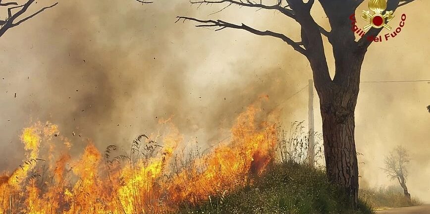 Δύο νεκροί από τις δασικές πυρκαγιές στη βόρεια Σικελία