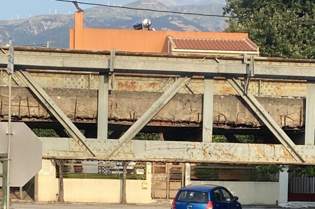Αυτοψία κλιμακίου του ΟΣΕ στη γέφυρα - Συνεργείο στον Καστελλόκαμπο