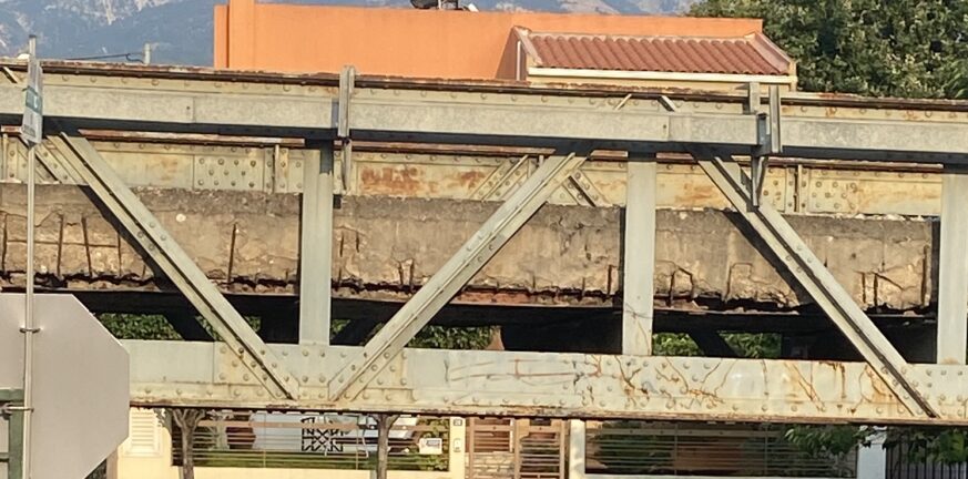 Αυτοψία κλιμακίου του ΟΣΕ στη γέφυρα - Συνεργείο στον Καστελλόκαμπο