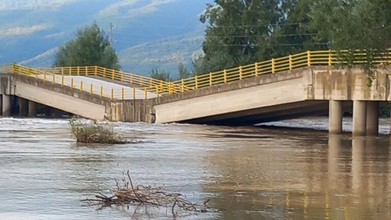 Κακοκαιρία Daniel - Λαρισα: Κατέρρευσε η γέφυρα στον Παλαιόπυργο, πρόσβαση στην περιοχή μέσω Πυργετού - ΦΩΤΟ