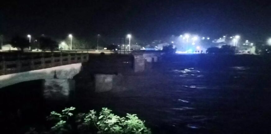Κακοκαιρία Daniel – Τρίκαλα: Κατέρρευσε η παλιά γέφυρα Αγίου Βησσαρίωνα – Κινδυνεύουν άνθρωποι στον Παραπόταμο - ΒΙΝΤΕΟ