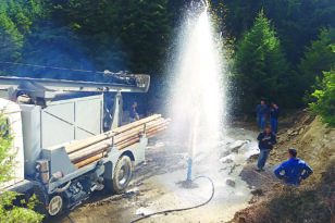 Αντλούν από τα 250 μέτρα βάθος οι αγρότες της Ωλενίας - Πιάνουν πάτο για λίγο καθαρό νερό