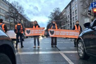 Γερμανία: Ακτιβιστές απέκλεισαν πάνω από 20 κεντρικούς οδικούς κόμβους σε όλο το Βερολίνο