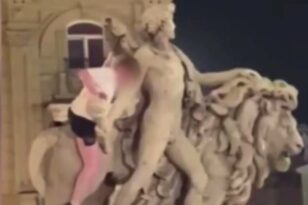 Βρυξέλλες: Μεθυσμένος Ιρλανδός τουρίστας κατέστρεψε άγαλμα στην είσοδο του Χρηματιστηρίου - ΒΙΝΤΕΟ