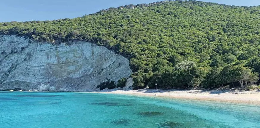 Το μυστικό νησί του Ιονίου που ανήκει σε εφοπλιστική οικογένεια-Μοιάζει με το Νησί του Lost