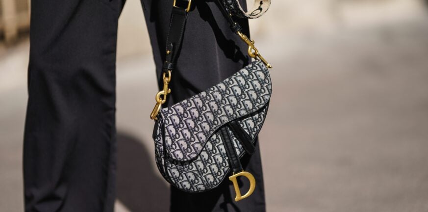 Dior Saddle Bag: Ωδή στη δημιουργία του Galliano-Ο οίκος επαναπροσδιόρισε τη διάσημη τσάντα
