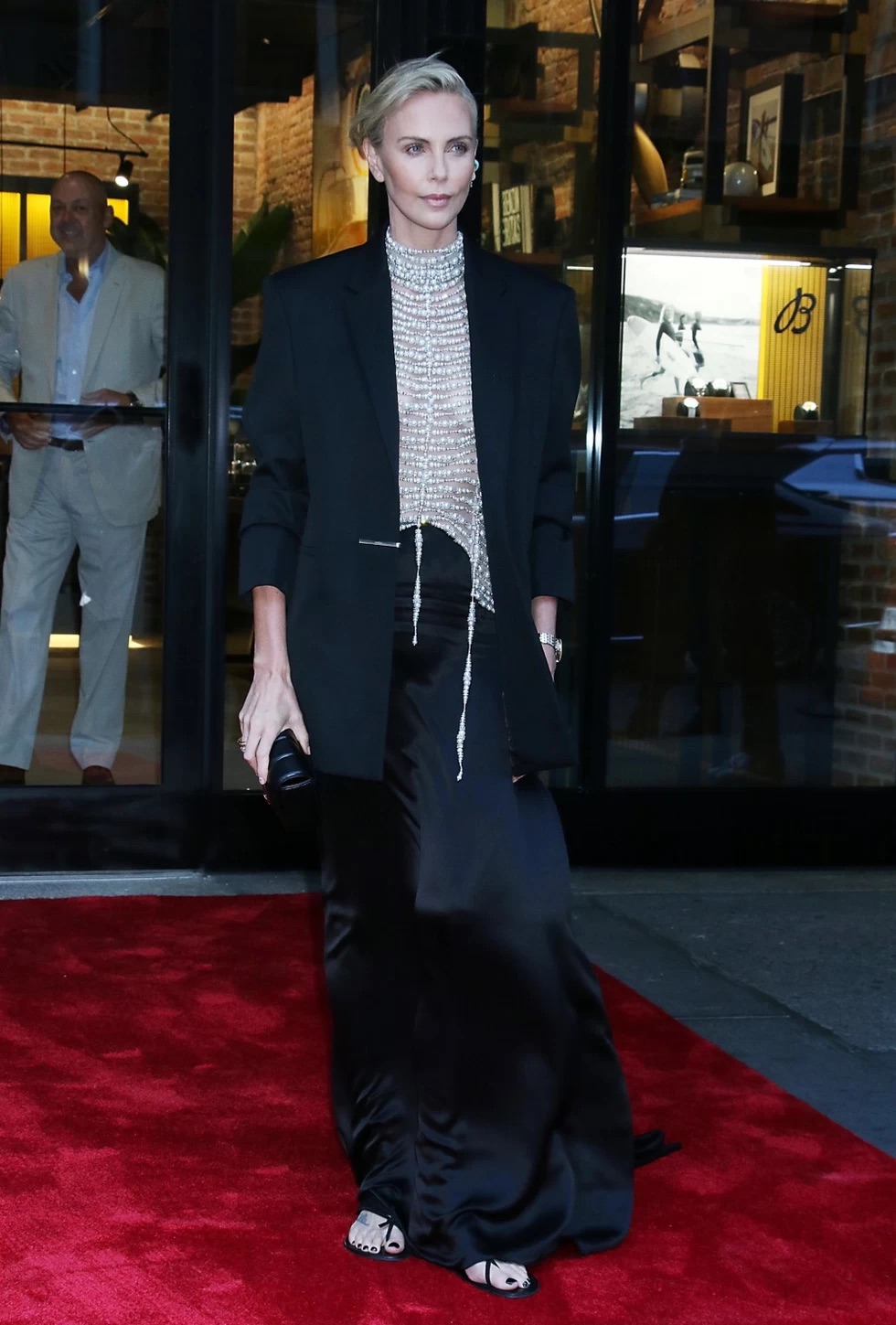 Η Σαρλίζ Θερόν «έλαμψε» με μπλούζα όλο πέρλες-Το σύνολο Givenchy που λατρέψαμε