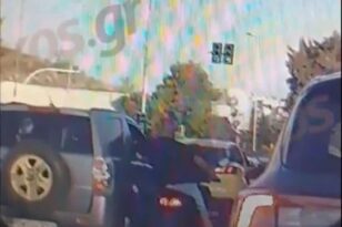 ΒΙΝΤΕΟ ντοκουμέντο από την δράση αδίστακτου «τσαντάκια» – Άρπαζε τσάντες από εν κινήσει αυτοκίνητα με γυναίκες οδηγούς