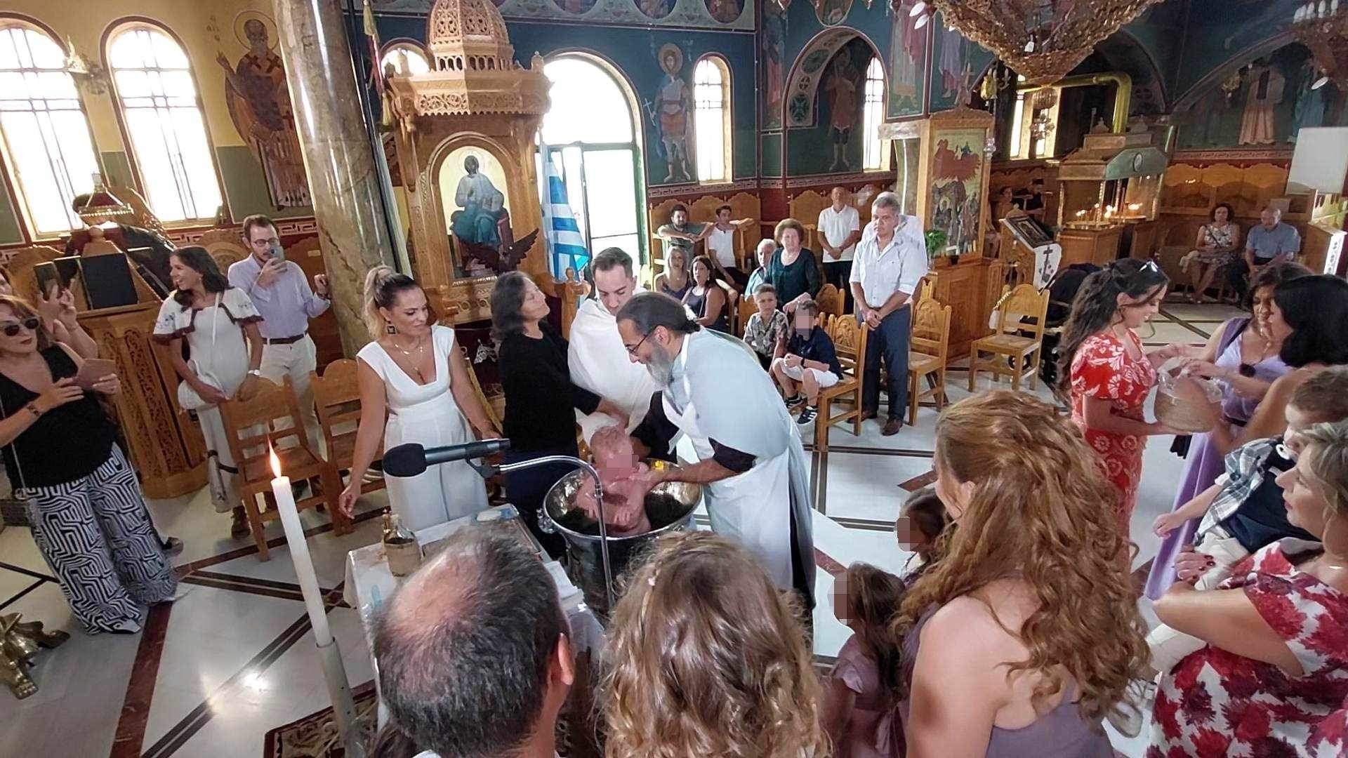 Ο εικονολήπτης Αγγελος Δεμοιράλης βάπτισε τον γιο του ΦΩΤΟ