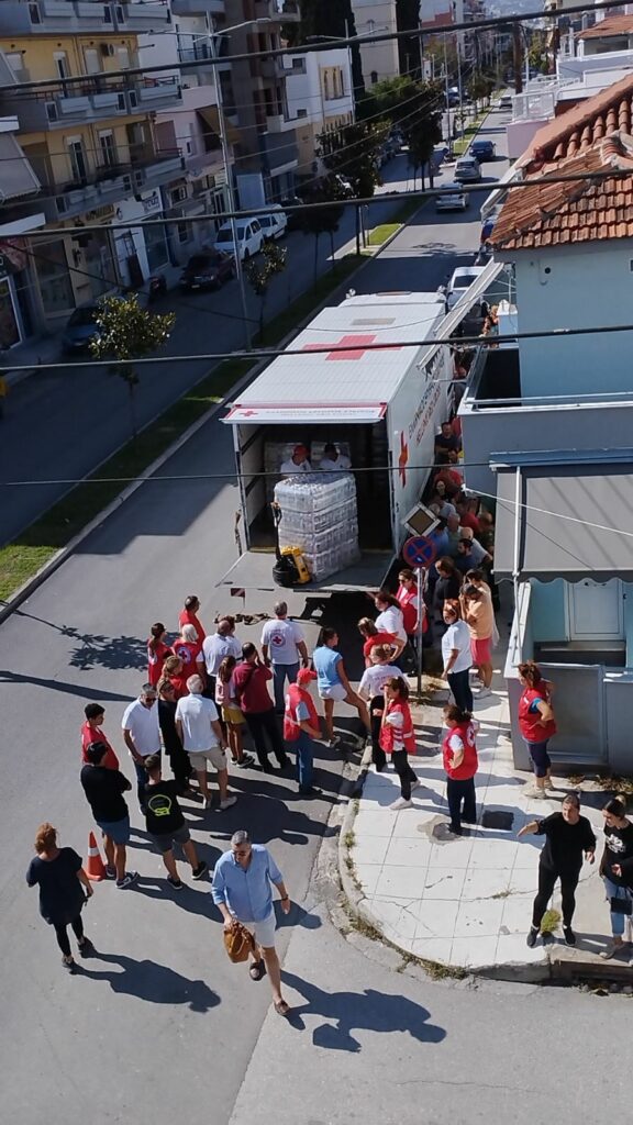 Κακοκαιρία - Ελληνικός Ερυθρός Σταυρός: Δεκάδες απεγλωβισμοί πολιτών στην Λάρισα - ΦΩΤΟ