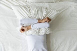 Πώς θα αντιμετωπίσεις την αϋπνία: 3 παράδοξοι τρόποι για να την πολεμήσεις
