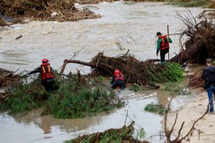Φονικές πλημμύρες στην Ισπανία: 10χρονος διασώθηκε αφού γαντζώθηκε σε δέντρο - ΒΙΝΤΕΟ