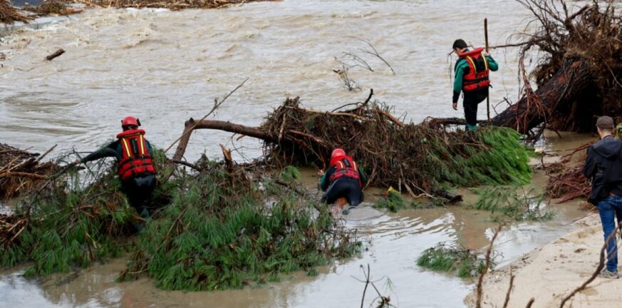 Φονικές πλημμύρες στην Ισπανία: 10χρονος διασώθηκε αφού γαντζώθηκε σε δέντρο - ΒΙΝΤΕΟ
