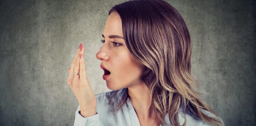 Κακοσμία στόματος: Γιατί συμβαίνει, πώς να την αντιμετωπίσετε