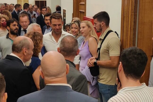 Κασσελάκης σε κοινοβουλευτικούς συντάκτες: «Αν έρθω στις 2 τα ξημερώματα θα σας βρω εδώ;»