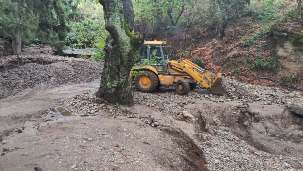 Δήμος Αιγιάλειας: Άμεση παρέμβαση σε κοινότητες του Διακοπτού για αποκατάσταση ζημιών από τις κατολισθήσεις λόγω βροχής
