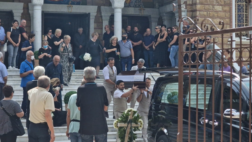Καλαμαριά: «Γιατί το έκανες αυτό» - «Παγωμάρα» στην κηδεία του αστυνομικού που σκότωσε την σύζυγό του