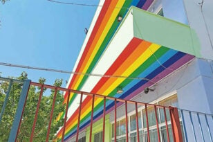 Κόρινθος: Αντιδράσεις για πολύχρωμα δημοτικό σχολείο - Το συνδέουν με τα χρώματα της ΛΟΑΤΚΙ+ κοινότητας - ΦΩΤΟ