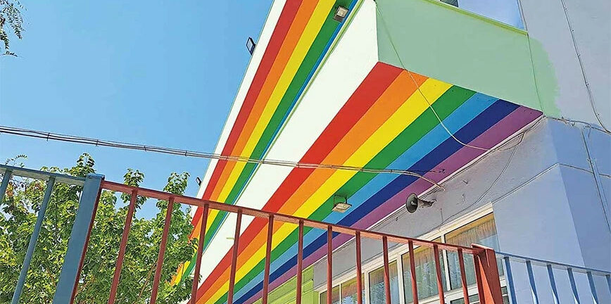 Κόρινθος: Αντιδράσεις για πολύχρωμα δημοτικό σχολείο - Το συνδέουν με τα χρώματα της ΛΟΑΤΚΙ+ κοινότητας - ΦΩΤΟ