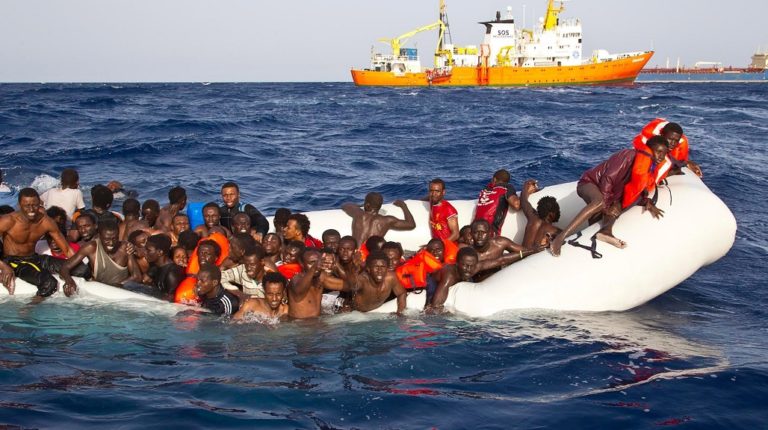 Λαμπεντούζα: Πώς εξηγείται το μεγάλο «κύμα» μεταναστών