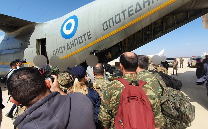 Ελληνική αποστολή στην Λιβύη: Φωτογραφίες από την άφιξη στο αεροδρόμιο της Βεγγάζης