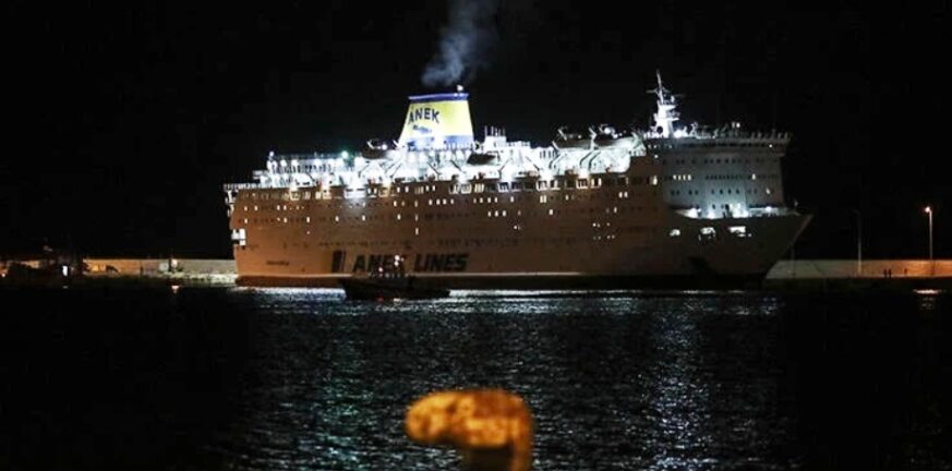 Πειραιάς: Εφυγε και επέστρεψε στο λιμάνι πλοίο με 811 επιβάτες