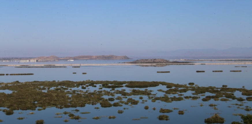 Μαγνησία: Συναγερμός για την υπερχείλιση της λίμνης Κάρλα - Λεηλασίες στα σπίτια στο Βόλο