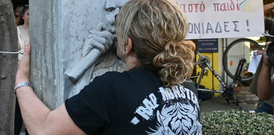 Η Μάγδα Φύσσα φιλά το μνημείο του αδικοχαμένου γιού της στο Κερατσίνι