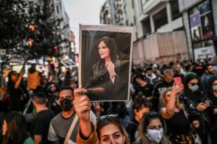 Βρυξέλλες: Διαδήλωση Ιρανών για την Αμινί, ένα χρόνο μετά τον θάνατό της