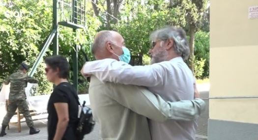 Τραγωδία στους Φούρνους Ικαρίας: Συντετριμμένοι ο Οδυσσέας Σταμούλης και η πρώην σύζυγός του στο μνημόσυνο του παιδιού τους