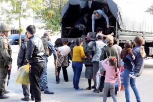 Ναγκόρνο Καραμπάχ: Χιλιάδες Αρμένιοι εγκαταλείπουν τα σπίτια τους – ΒΙΝΤΕΟ