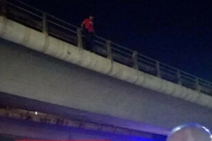 Αποφεύχθηκε τραγωδία Νέο Φάληρο: Άνδρας απειλούσε να πέσει από τη γέφυρα του «Γ. Καραϊσκάκης»