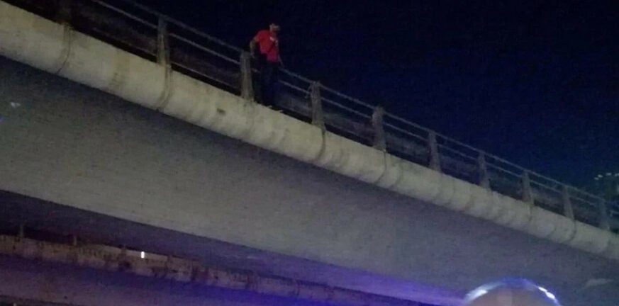 Αποφεύχθηκε τραγωδία Νέο Φάληρο: Άνδρας απειλούσε να πέσει από τη γέφυρα του «Γ. Καραϊσκάκης»