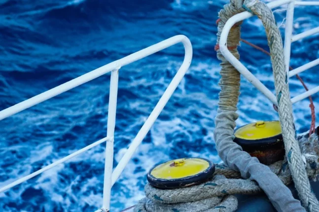 Πειραιάς: Στη θάλασσα έπεσαν δύο μέλη πληρώματος πλοίου - Σήμανε συναγερμός - Διακομίστηκαν στο νοσοκομείο