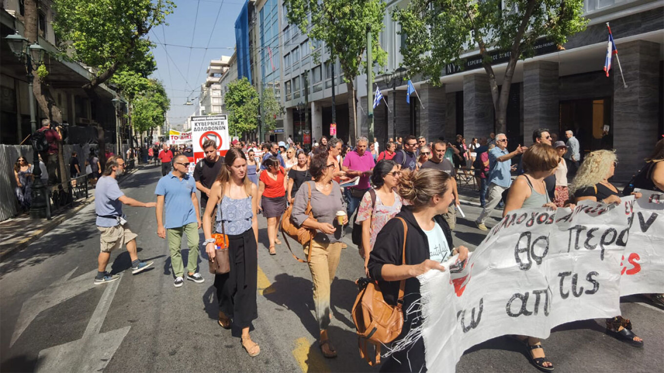 Απεργία για το εργασιακό νομοσχέδιο - Στο Σύνταγμα οι διαδηλωτές ΦΩΤΟ-ΒΙΝΤΕΟ