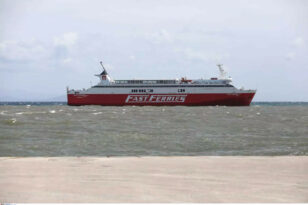 Ραφήνα: Κόβουν την αλυσίδα της άγκυρας για να ελευθερωθεί το Fast Ferries Andros - ΒΙΝΤΕΟ