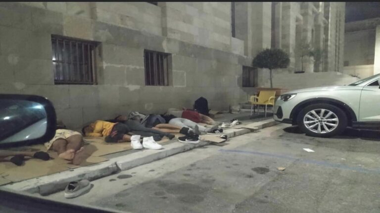 Ρόδος: Μετανάστες κοιμούνται έξω από το Δημαρχείο γιατί δεν υπάρχουν χώροι φιλοξενίας - ΦΩΤΟ