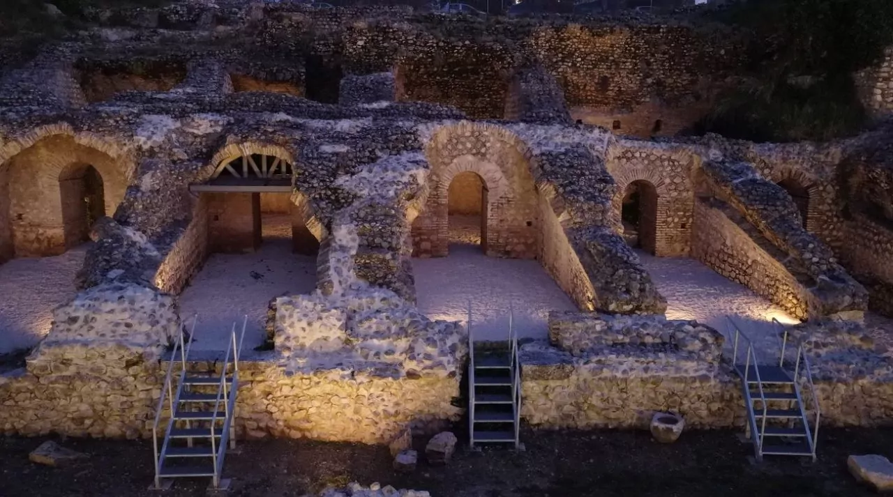 Patras: Night tour of the Roman Stadium under the light of the August full moon but in… English
 – 2024-08-07 13:25:01